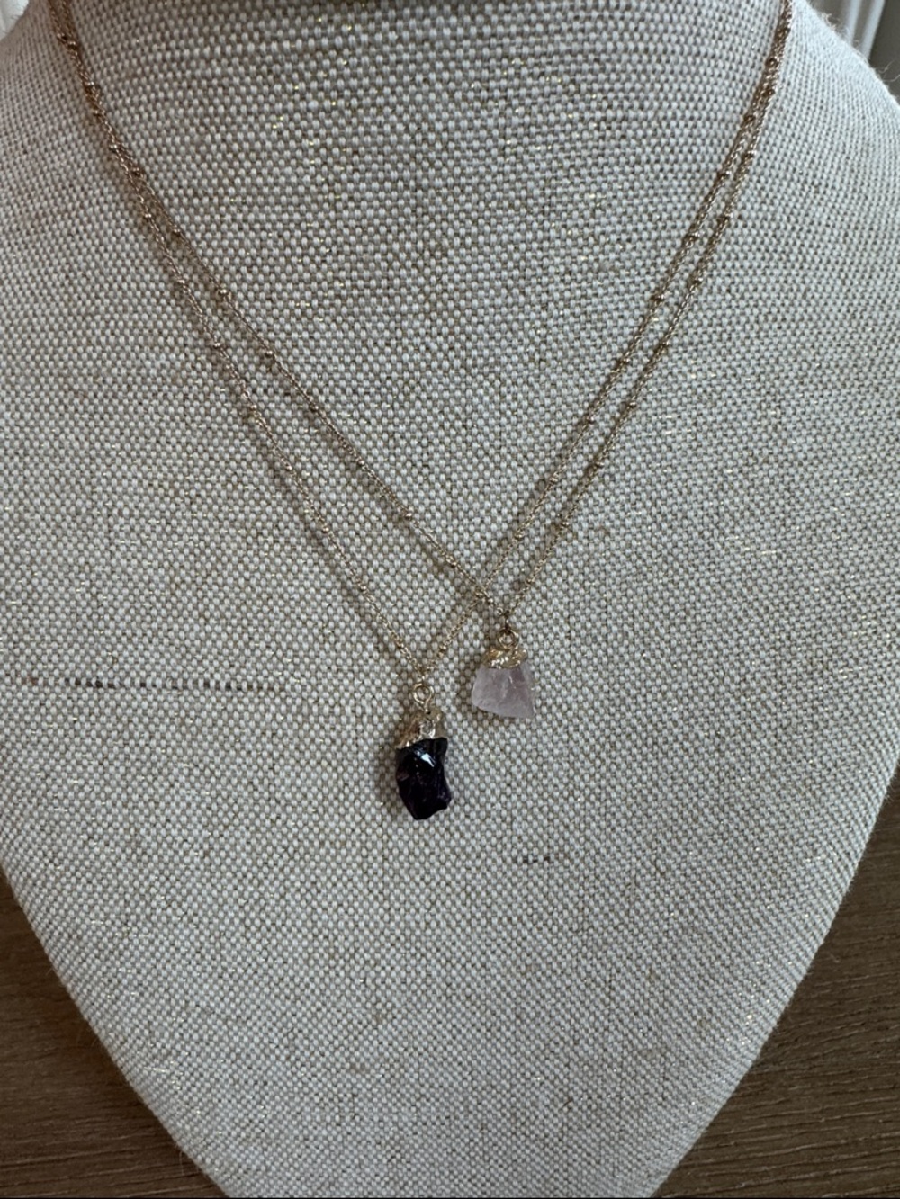Set of two necklaces with raw crystals, rose quartz and amethyst.